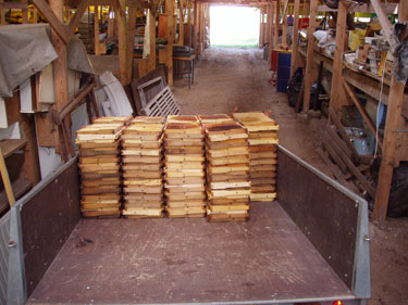 Bundter af bivokstavler klar til omsmeltning.